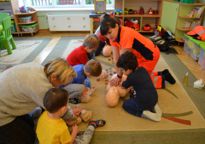 Dzieci z grupy I uczą się jak robić sztuczne oddychanie